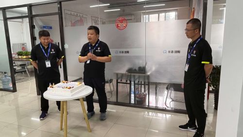 張校，馮校，闞校，三位校長切沈陽校區(qū)三周年蛋糕